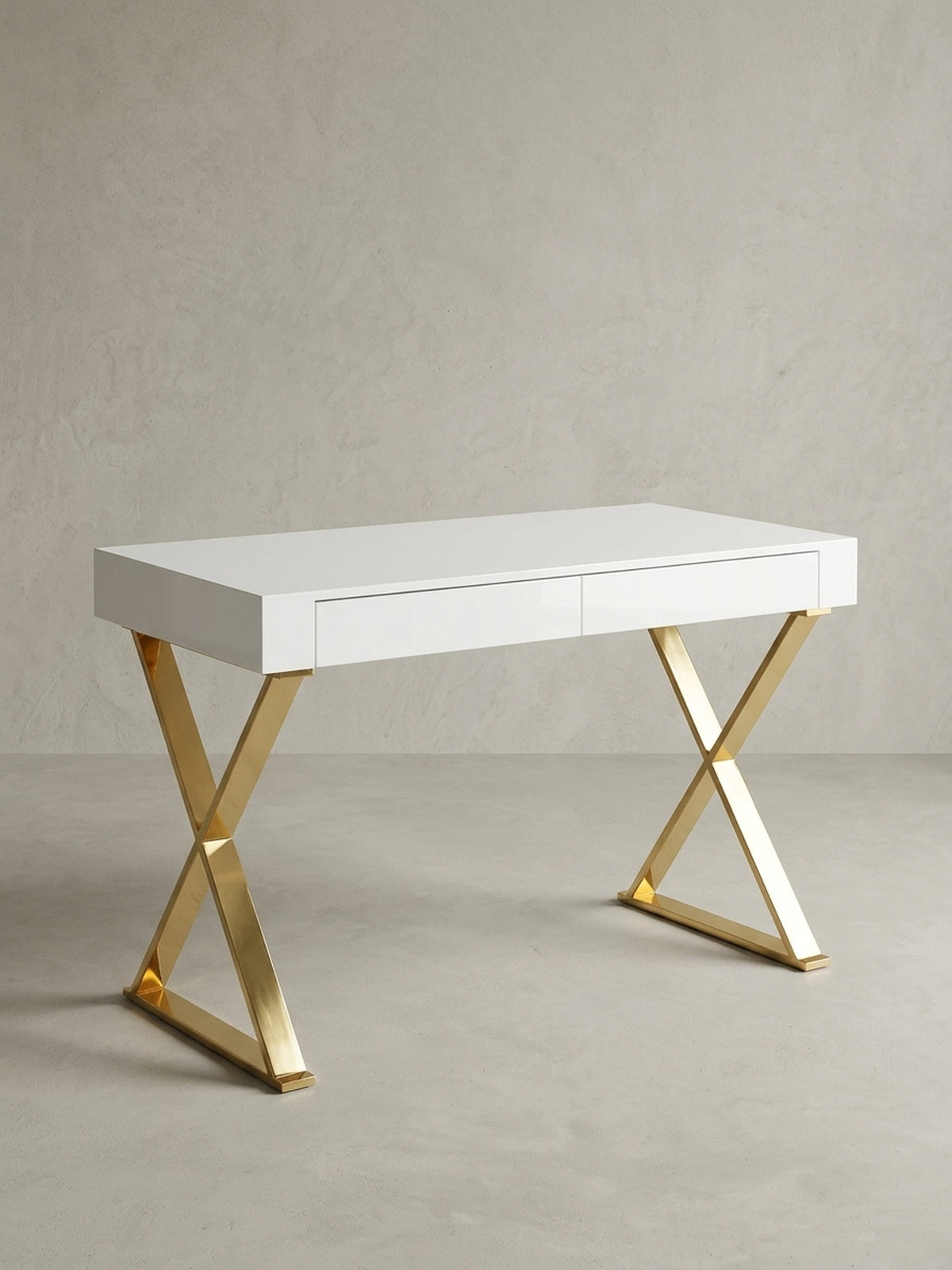 Design-Computertisch in Weiß und Gold aus einer 3/4-Perspektive, die die schlanke Silhouette und die glänzende Oberfläche der goldenen Edelstahlbeine hervorhebt._