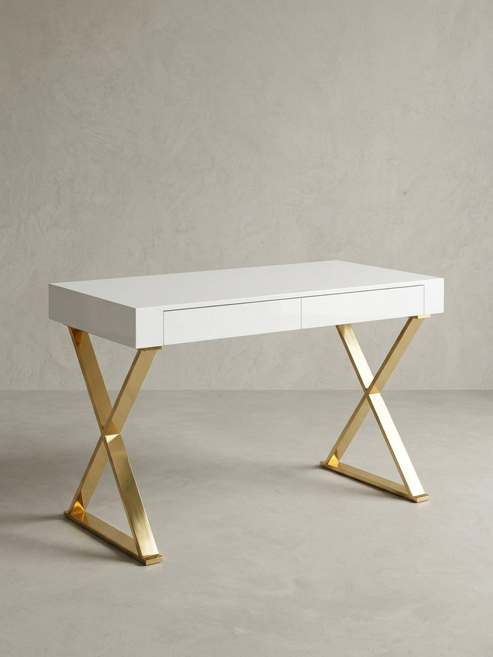Design-Computertisch in Weiß und Gold aus einer 3/4-Perspektive, die die schlanke Silhouette und die glänzende Oberfläche der goldenen Edelstahlbeine hervorhebt._