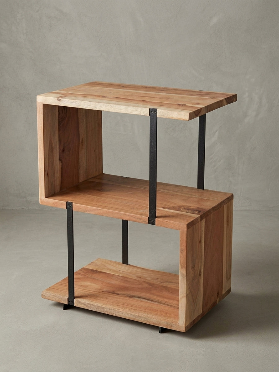 Freigestellter Beistelltisch in S-Form aus Akazienholz und schwarzem Metall, Frontansicht, die das einzigartige Design und die klaren Linien des Industriedesigns zeigt._