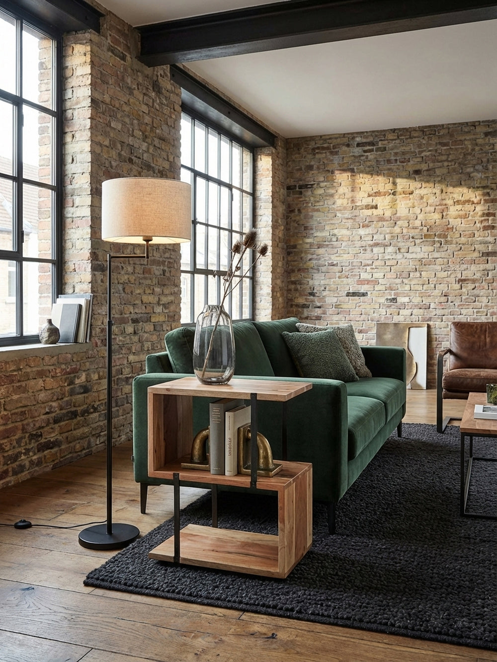 Beistelltisch in S-Form aus Akazie Massivholz neben einem Sofa im Industrial-Stil Wohnzimmer, elegant dekoriert mit Vase und Büchern auf Holzboden._