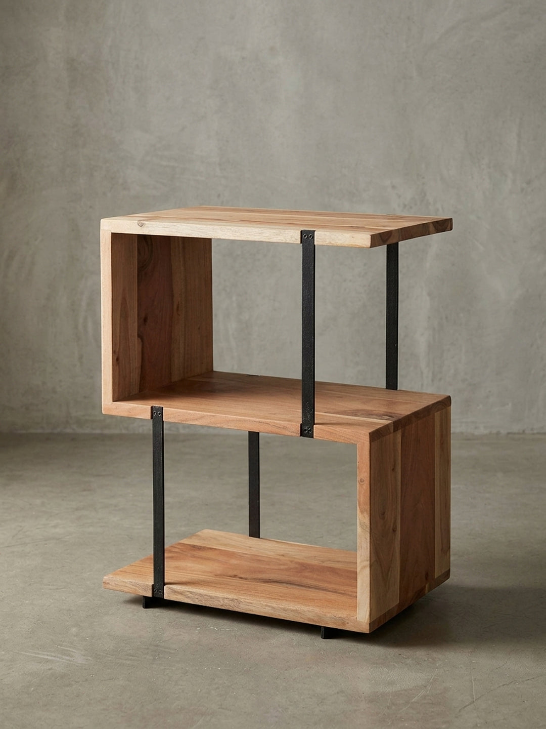 Gesamtüberblick des Beistelltisches in S-Form, der die Kombination aus Akazie Massivholz und Metall im Industrial-Look als kompaktes Wohnzimmermöbel präsentiert._
