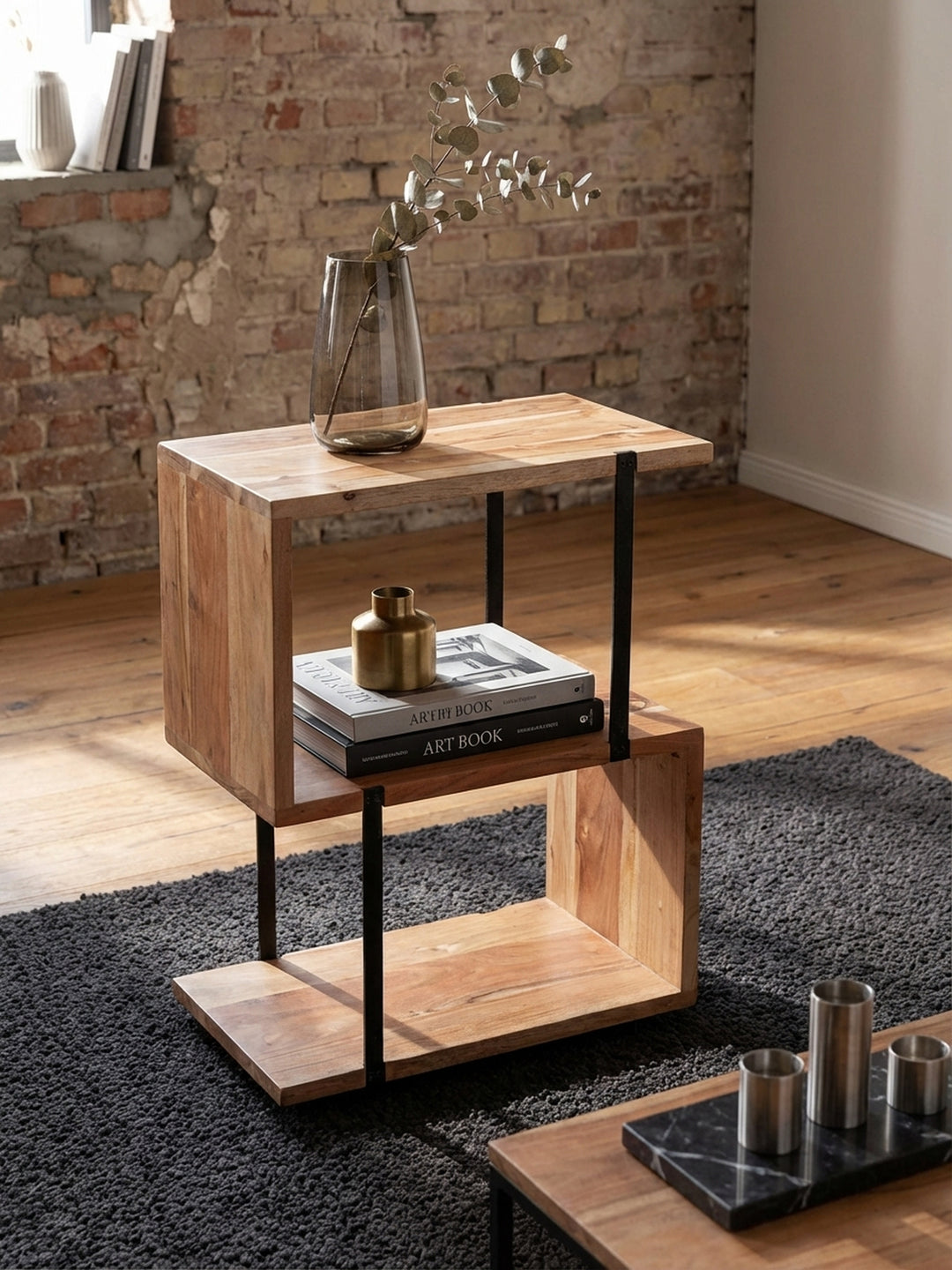 Detailaufnahme der lebendigen Maserung des Akazie Massivholzes des Beistelltisches, die die natürliche und warme Oberflächenstruktur des Holzes hervorhebt._