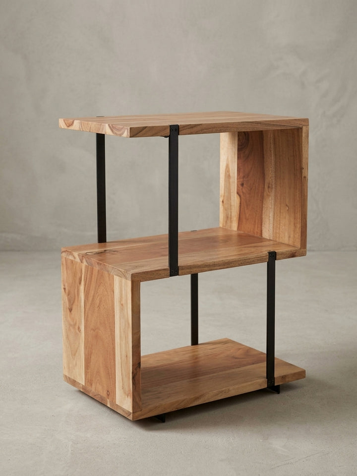 Perspektivische Ansicht des Holztisches mit Metallbeinen, die das Zusammenspiel von warmem Akazienholz und kühlem, mattschwarzem Metall betont._