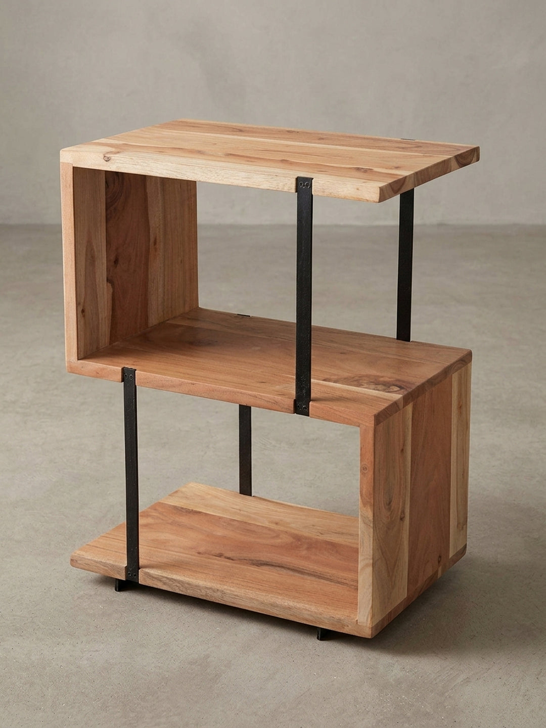 Seitenansicht des Dekotisches aus Akazie, die sein schmales Profil von 30cm Tiefe und die vertikale Anordnung der drei Ablageebenen im S-Form-Design verdeutlicht._