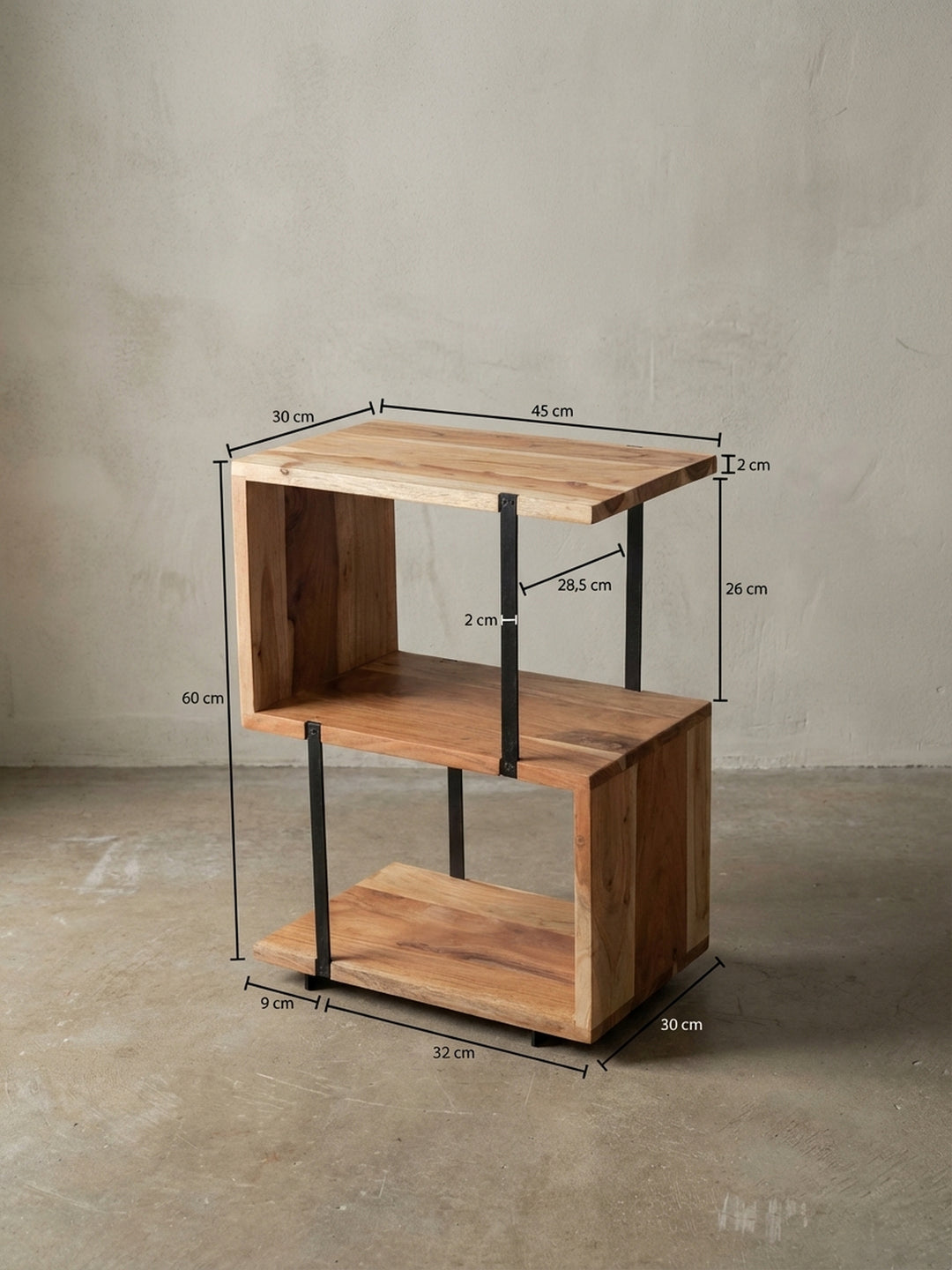 Rückansicht des Industrial-Beistelltisches, die die robuste Verschraubung der schwarzen Metallbeine mit dem massiven Akazienholz-Korpus zeigt._