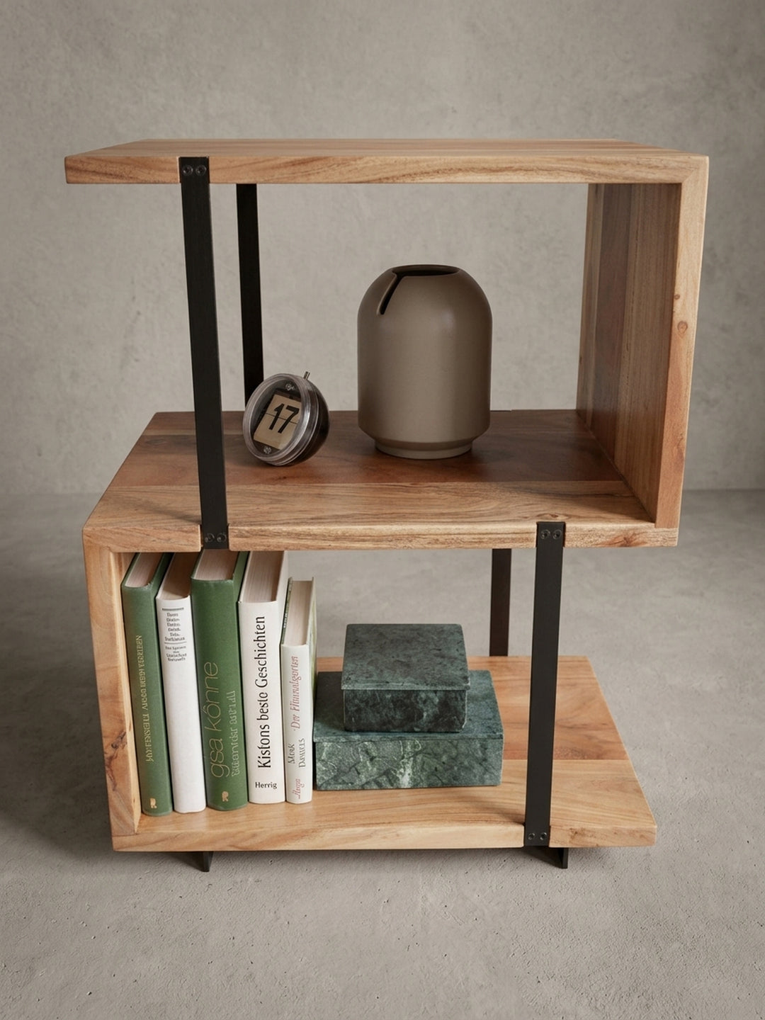 Nahaufnahme einer der Ablageflächen des S-Form Tisches, fokussiert auf die Materialstärke des Holzes und die Befestigung der schwarzen Metallstütze._