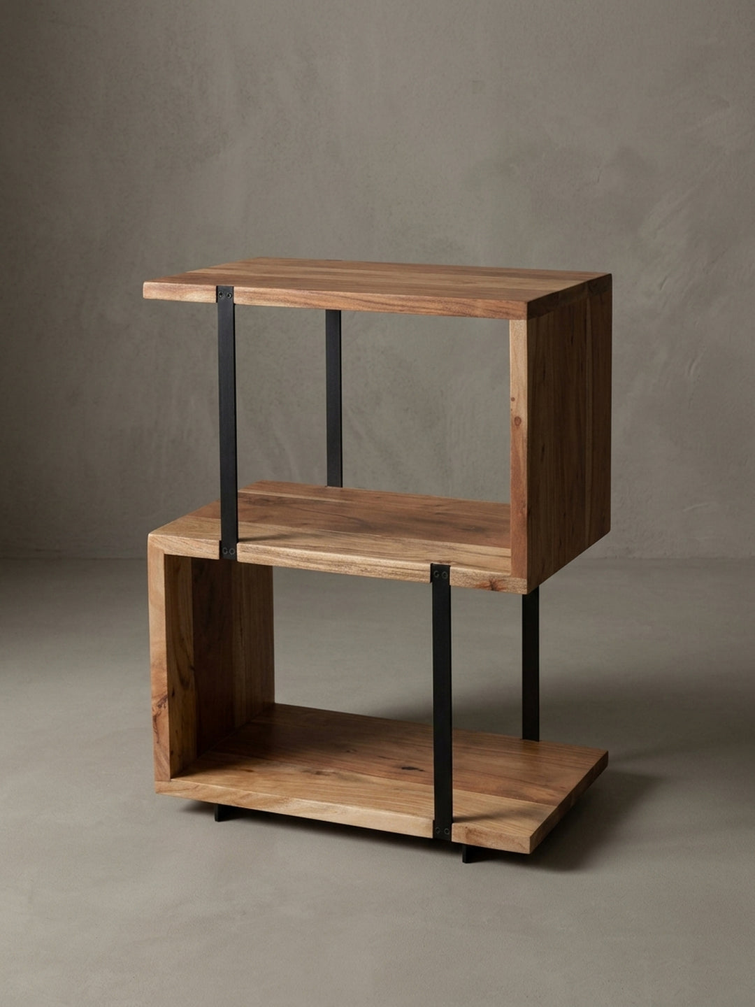 Nahaufnahme einer der Ablageflächen des S-Form Tisches, fokussiert auf die Materialstärke des Holzes und die Befestigung der schwarzen Metallstütze._