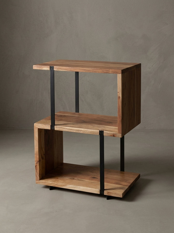 Nahaufnahme einer der Ablageflächen des S-Form Tisches, fokussiert auf die Materialstärke des Holzes und die Befestigung der schwarzen Metallstütze._