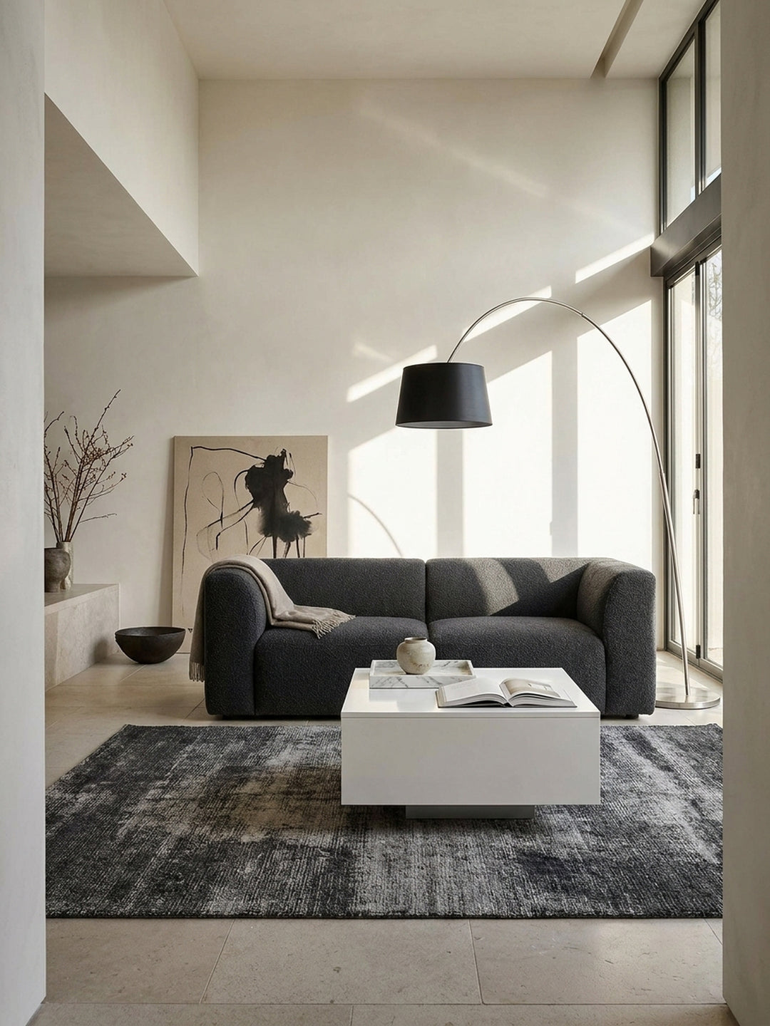 Moderner weißer Couchtisch aus beschichteter Spanplatte 60x60x35cm im minimalistischen Wohnzimmer auf großformatigem Kalksteinboden._