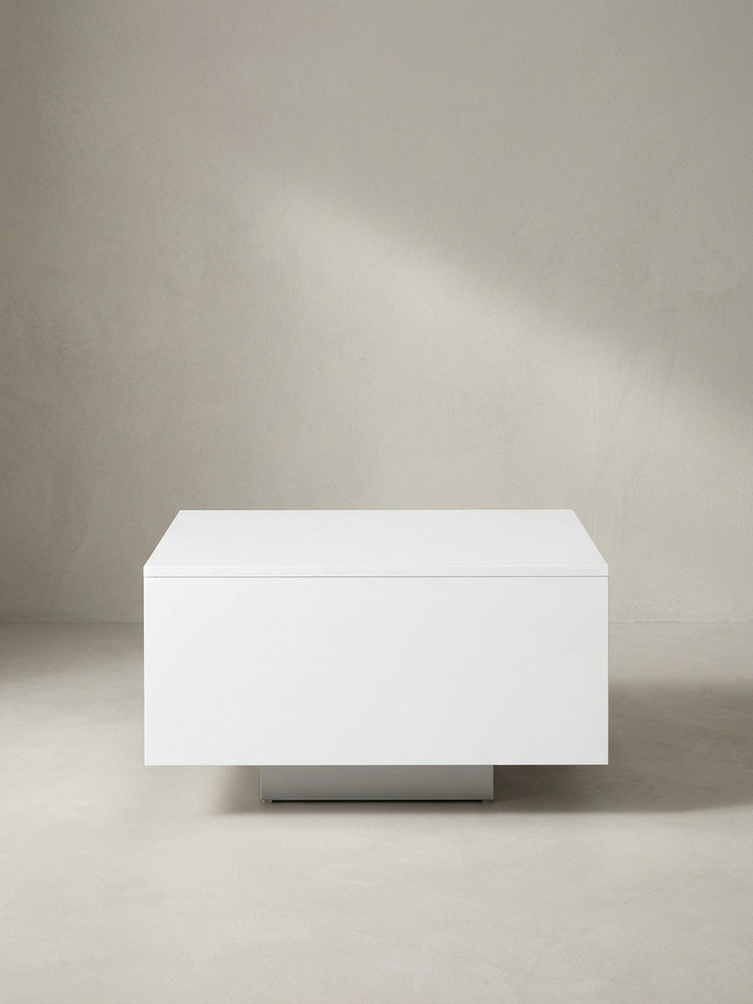 Seitenansicht des 35,5 cm hohen Beistelltisches, zeigt die geraden architektonischen Linien und die solide Konstruktion der weißen Box._