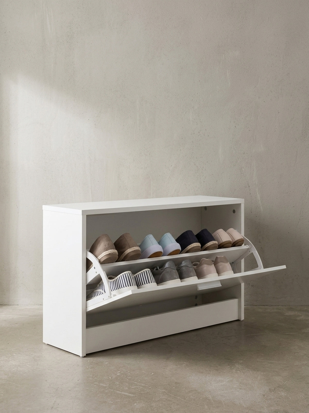 Schmale Schuhbank 80x47x24 cm in Weiß mit zwei Ebenen im großen Kippfach freigestellt vor neutralem Hintergrund von vorne gesehen._