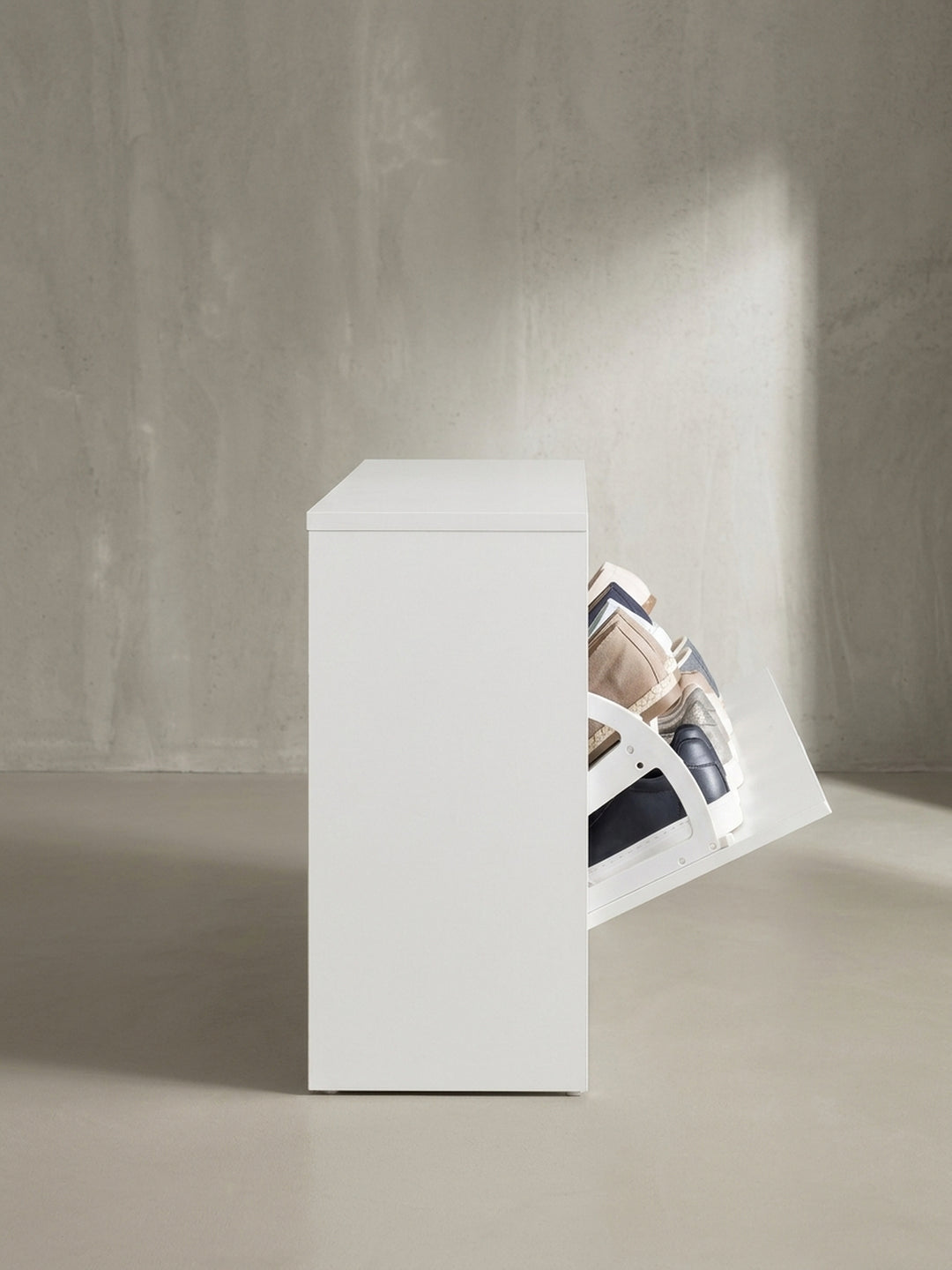 Weiße Garderobenbank im Profil zeigt die extrem platzsparende Tiefe von 24 cm ideal für schmale Nischen und Eingangsbereiche._