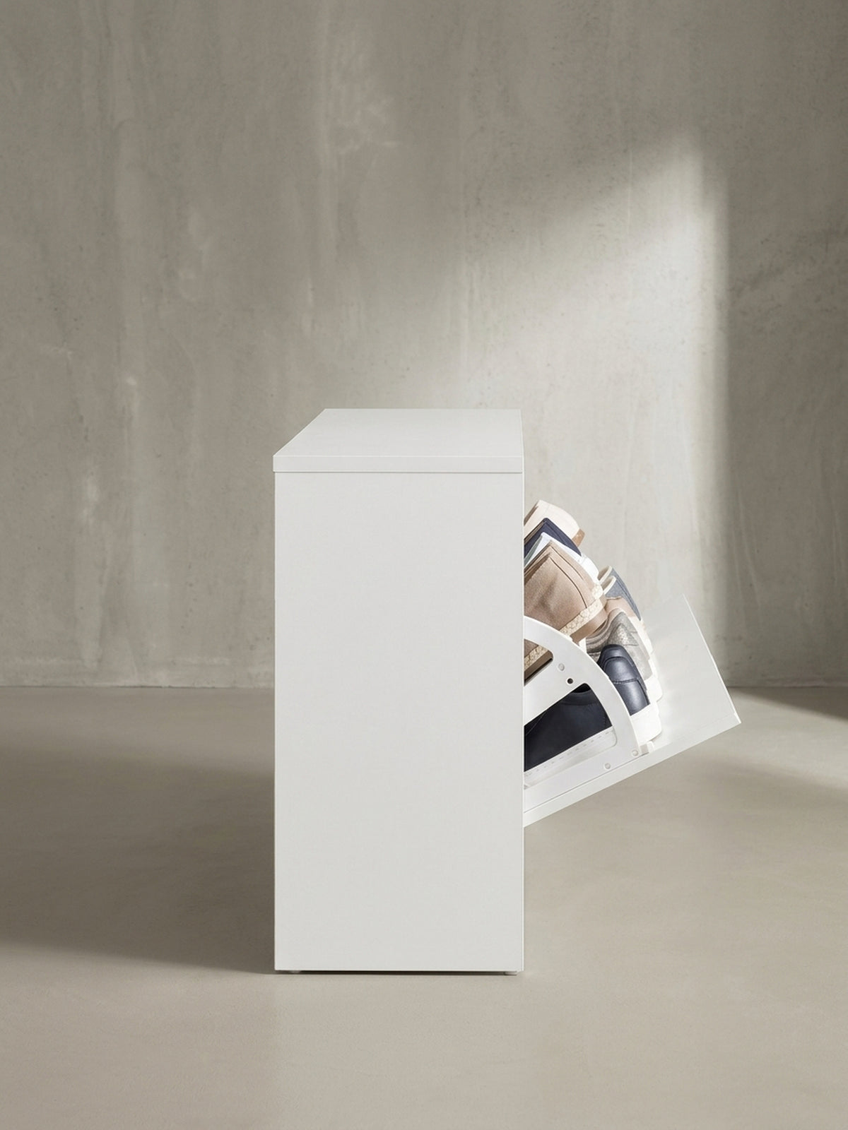 Weiße Garderobenbank im Profil zeigt die extrem platzsparende Tiefe von 24 cm ideal für schmale Nischen und Eingangsbereiche._