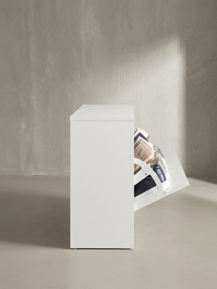Weiße Garderobenbank im Profil zeigt die extrem platzsparende Tiefe von 24 cm ideal für schmale Nischen und Eingangsbereiche._