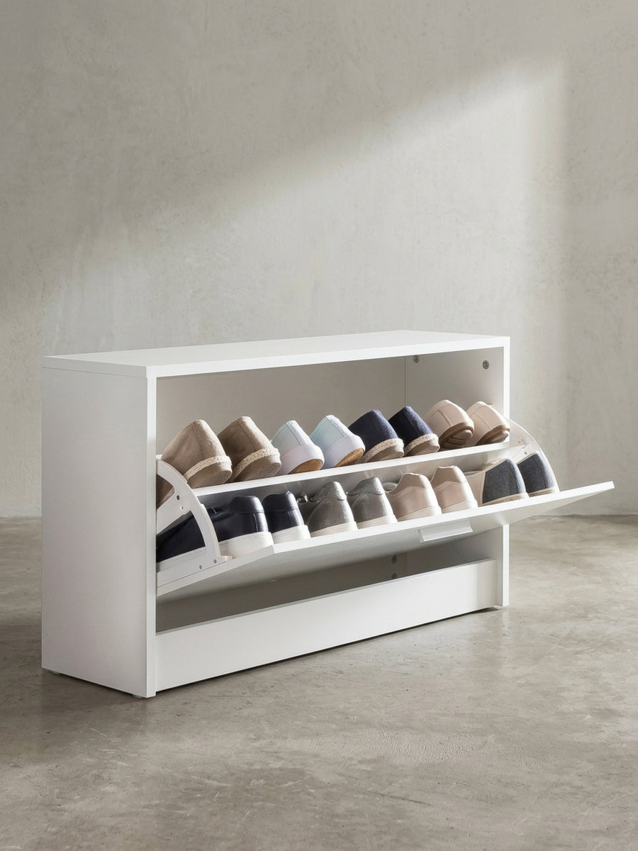Geöffneter Schuhschrank aus beschichtetem Holzwerkstoff in Weiß mit praktischer Sitzfläche für bequemes Schuheanziehen in seitlicher Perspektive._