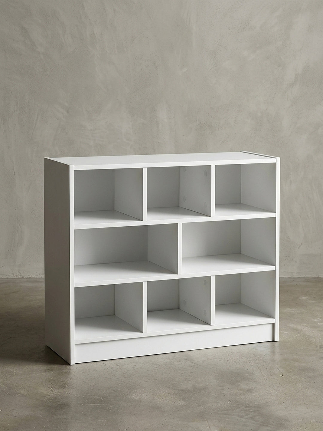 Kompaktes weißes Regal mit asymmetrischen Fächern in Frontalansicht. Das 80 cm breite Standregal bietet vielseitigen Stauraum für Bücher, Akten oder hochwertige Dekoration._