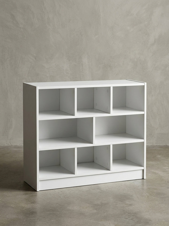 Kompaktes weißes Regal mit asymmetrischen Fächern in Frontalansicht. Das 80 cm breite Standregal bietet vielseitigen Stauraum für Bücher, Akten oder hochwertige Dekoration._
