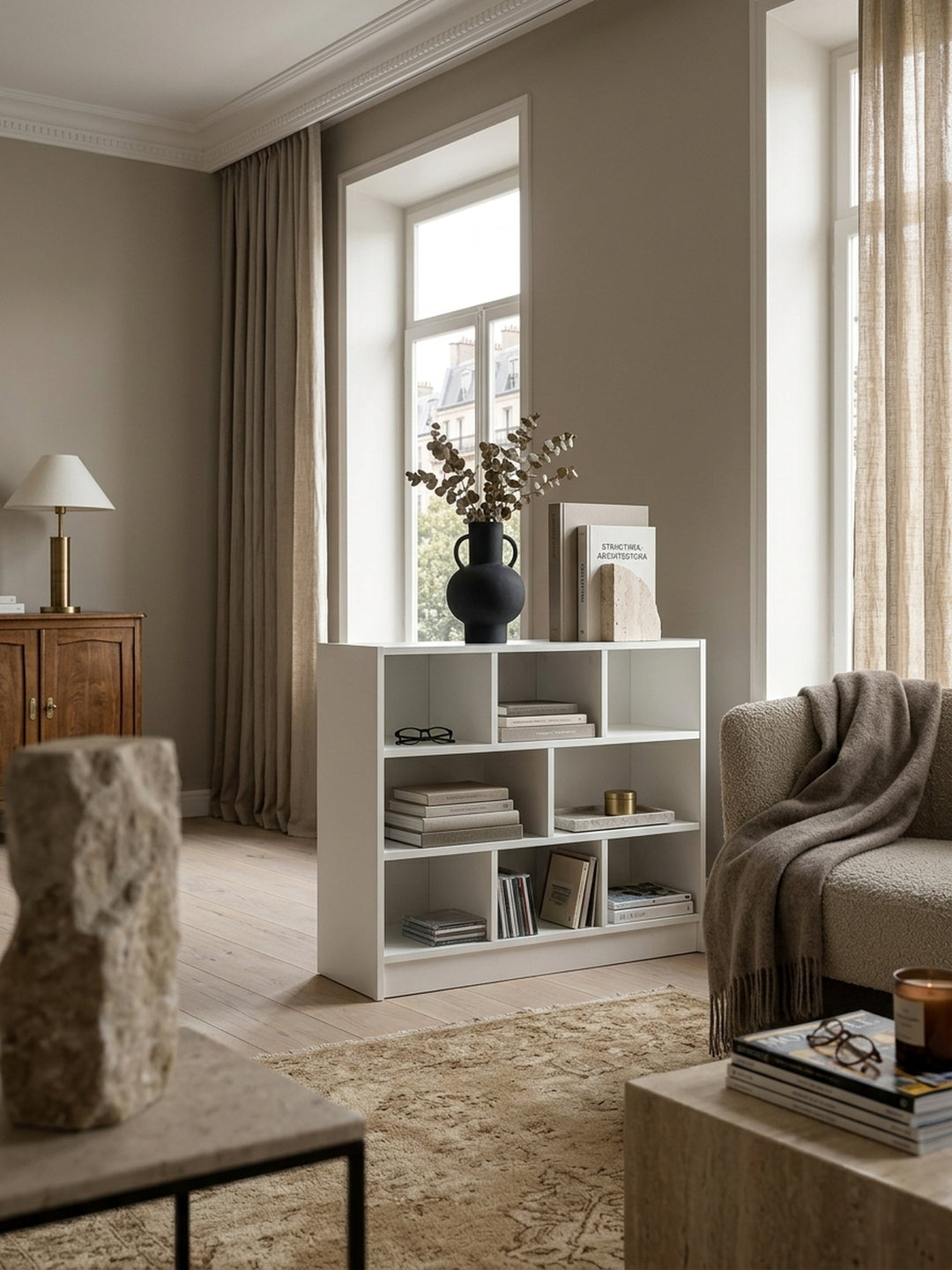 Modernes weißes Standregal 80x69cm im eleganten Wohnzimmer, stilvoll dekoriert mit Bildbänden und Keramik. Minimalistisches Holzregal für hochwertige Aufbewahrung und Ordnung._