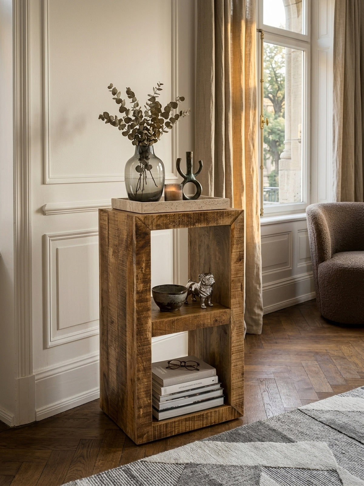 Draufsicht auf das kleine Bücherregal aus Naturholz im modernen Raumkonzept. Die kompakten Maße von 45x35 cm Tiefe fügen sich perfekt neben das Sofa ein._