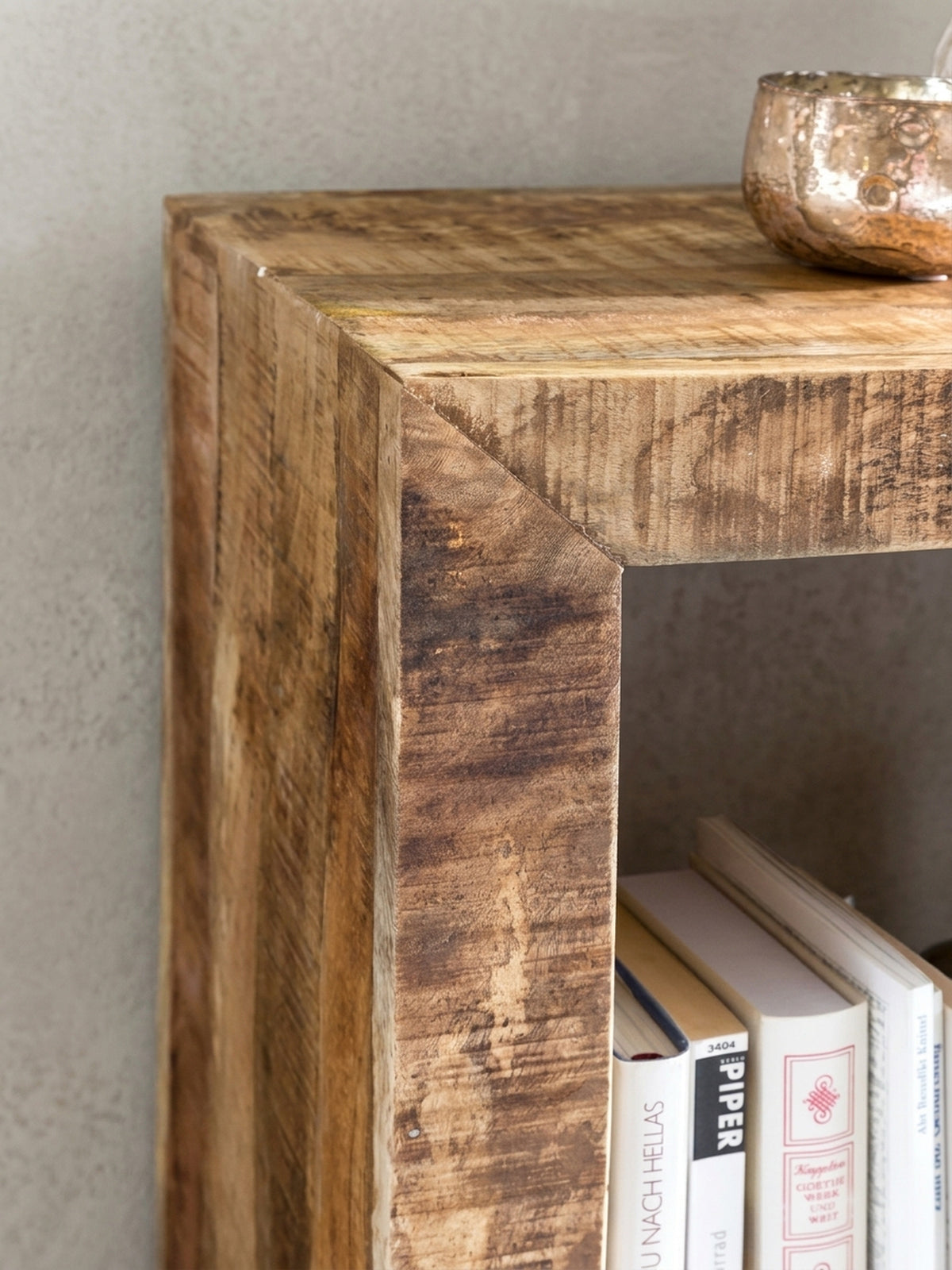 Gesamtübersicht des Mangoholz Standregals im zeitlosen Design. Die Kombination aus praktischen Innenräumen und natürlicher Ästhetik macht es zum perfekten Wohnmöbel._