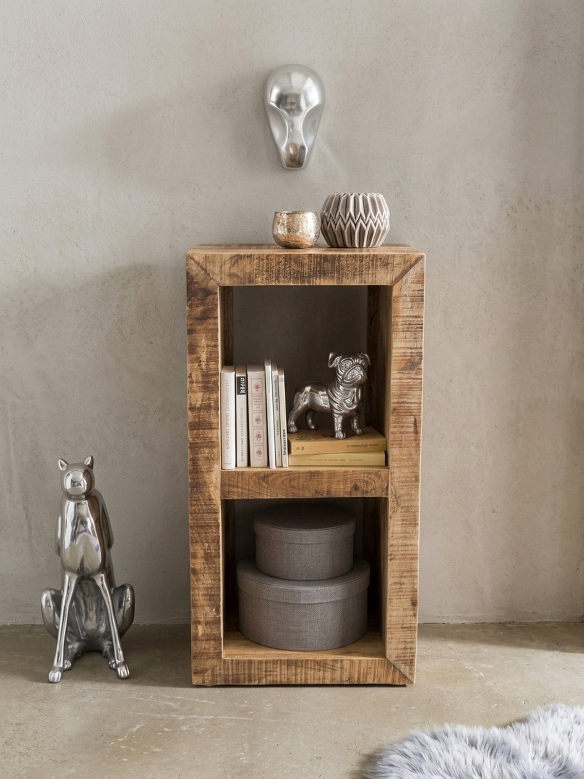 Detailansicht der schutzlackierten Massivholzoberfläche am Regalboden. Die 33x36 cm großen Fächer bieten als kleines Bücherregal optimalen Platz für Stauraumboxen._