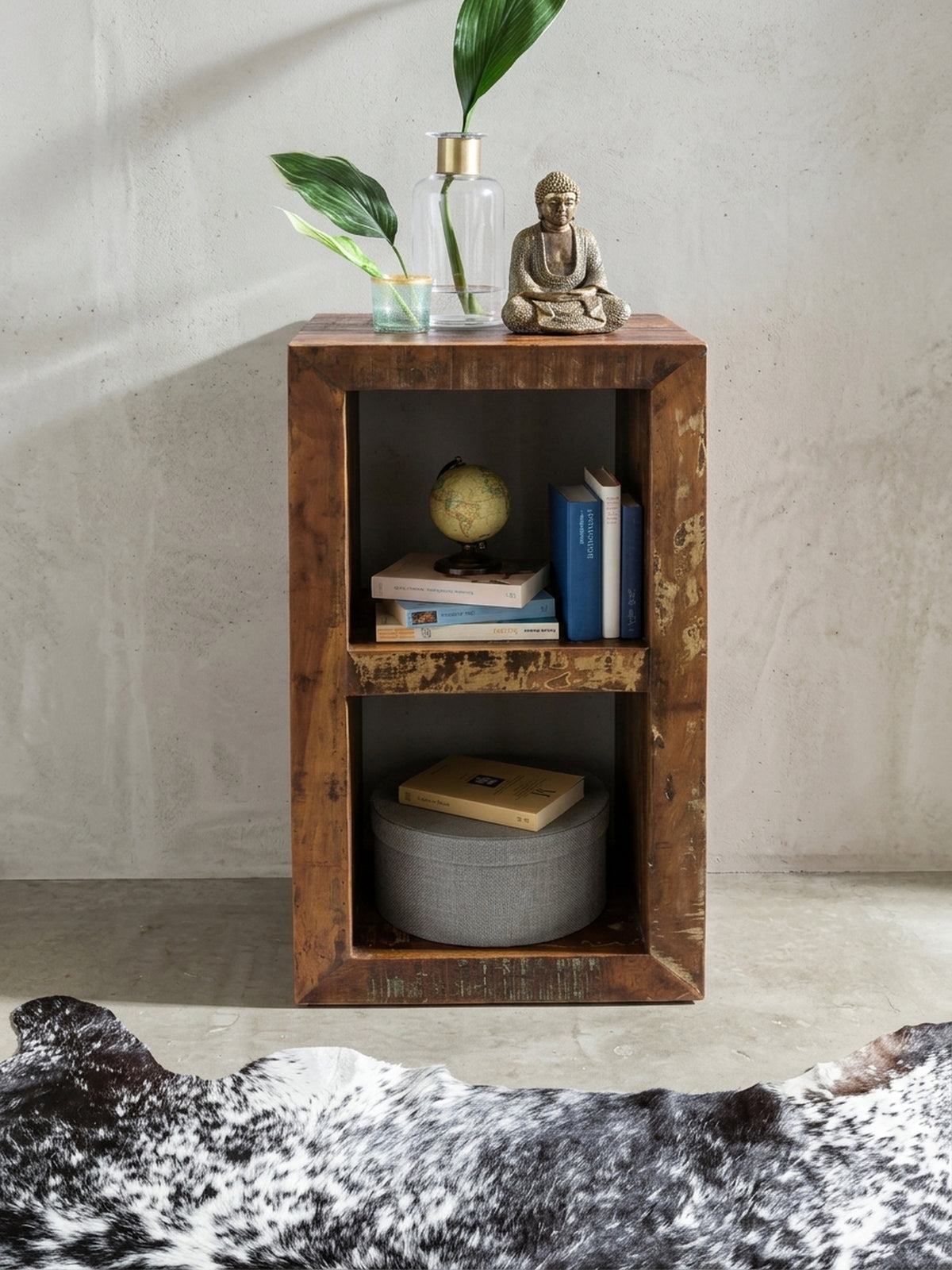Alternative Perspektive des schmalen Massivholzregals, die den warmen Braunton und die sanften farblichen Einflüsse des recycelten Materials im Shabby-Look perfekt einfängt._