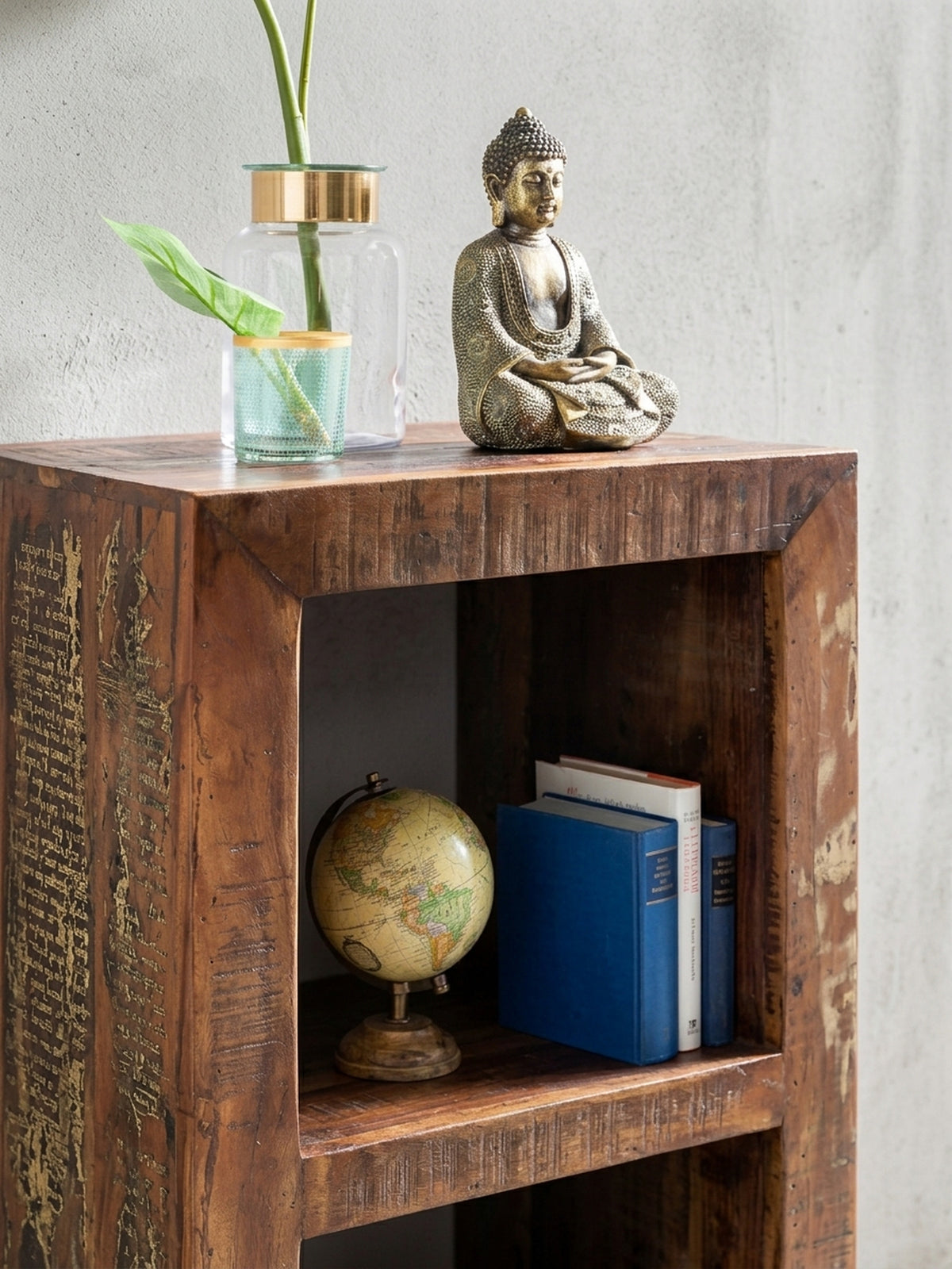 Gesamtübersicht des rustikalen Cube-Regals mit 2 Ebenen. Ein vielseitiger Beistelltisch, der massives Altholz mit funktionalem, zeitlosem Design für moderne Wohnkonzepte verbindet.