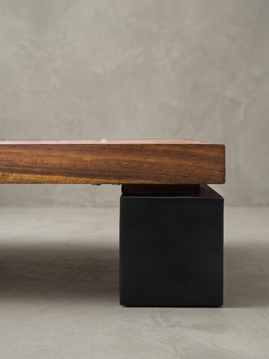 Gesamtansicht des rechteckigen Holztisches für das Wohnzimmer. Der 115x60 cm große Couchtisch vereint warme Naturmaterialien mit einem kühlen, modernen Metallgestell._