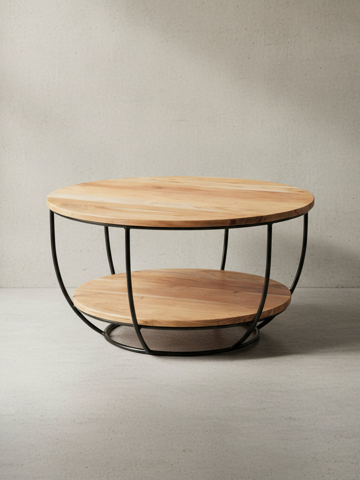 Gesamtansicht des runden Industrial-Couchtisches, der die klare Designsprache mit zwei Ebenen aus Akazienholz und einem Metallkorb-Gestell präsentiert._