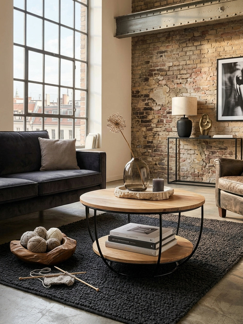 Design Sofatisch mit 60 cm Durchmesser von oben betrachtet, zeigt die zwei Ablageflächen aus Akazienholz im industriellen Wohnambiente._