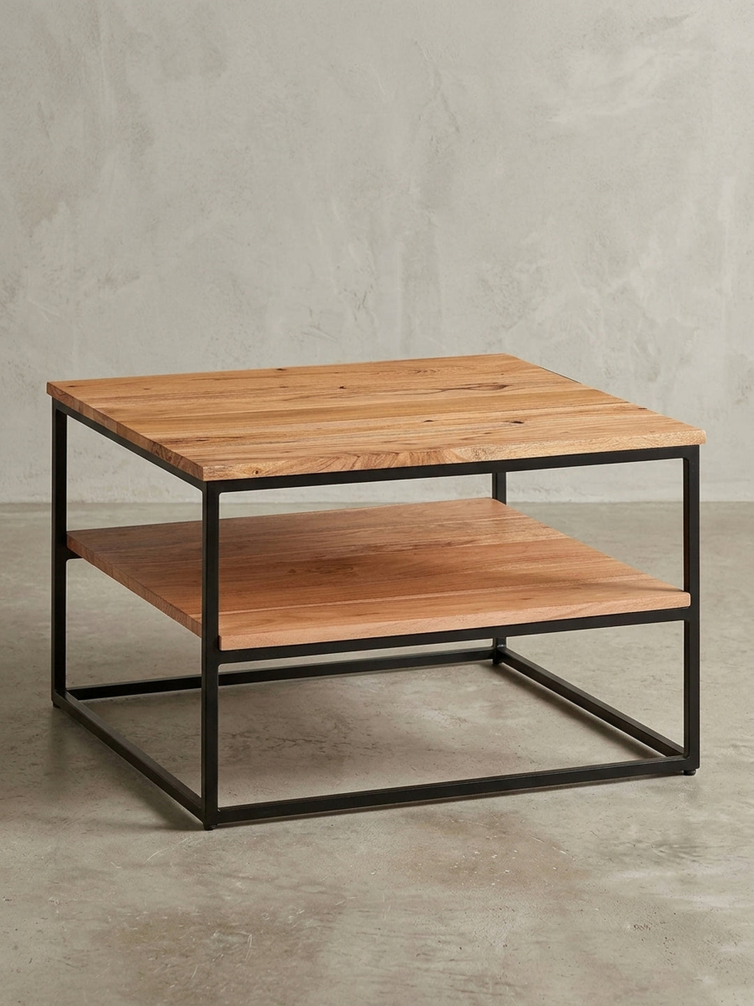 Quadratischer Couchtisch 60x60x41 cm mit massiver Akazienholzplatte und schwarzem Metallgestell, freigestellt auf weißem Hintergrund in der Frontalansicht._