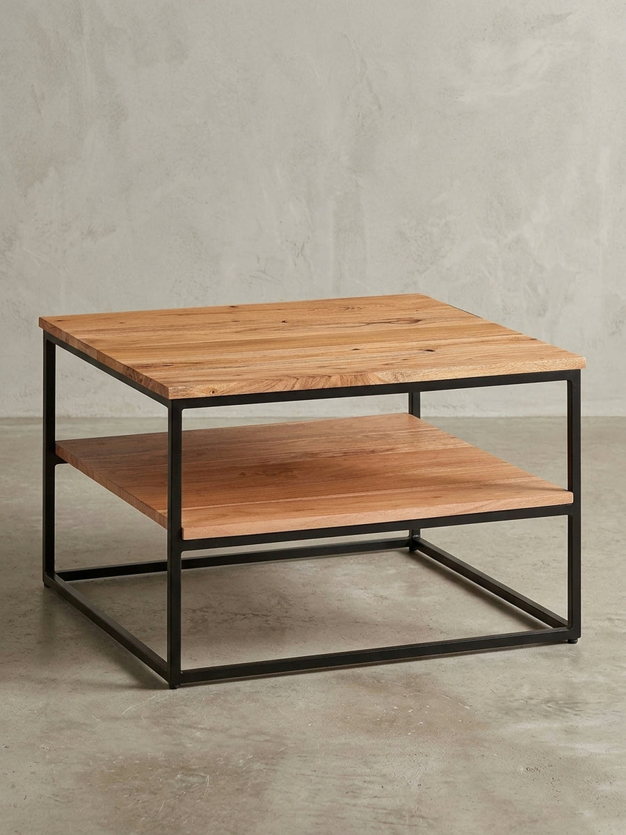 Quadratischer Couchtisch 60x60x41 cm mit massiver Akazienholzplatte und schwarzem Metallgestell, freigestellt auf weißem Hintergrund in der Frontalansicht._