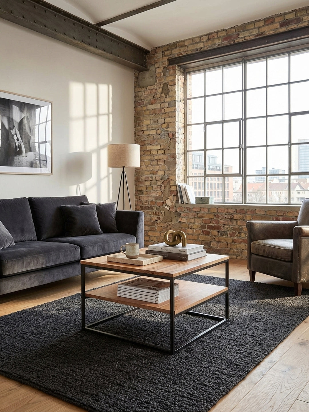 Industrieller Couchtisch aus Akazie Massivholz 60x60 cm in einem modernen Wohnzimmer mit großem Sofa und einem weichen Teppich, der eine warme Atmosphäre schafft._