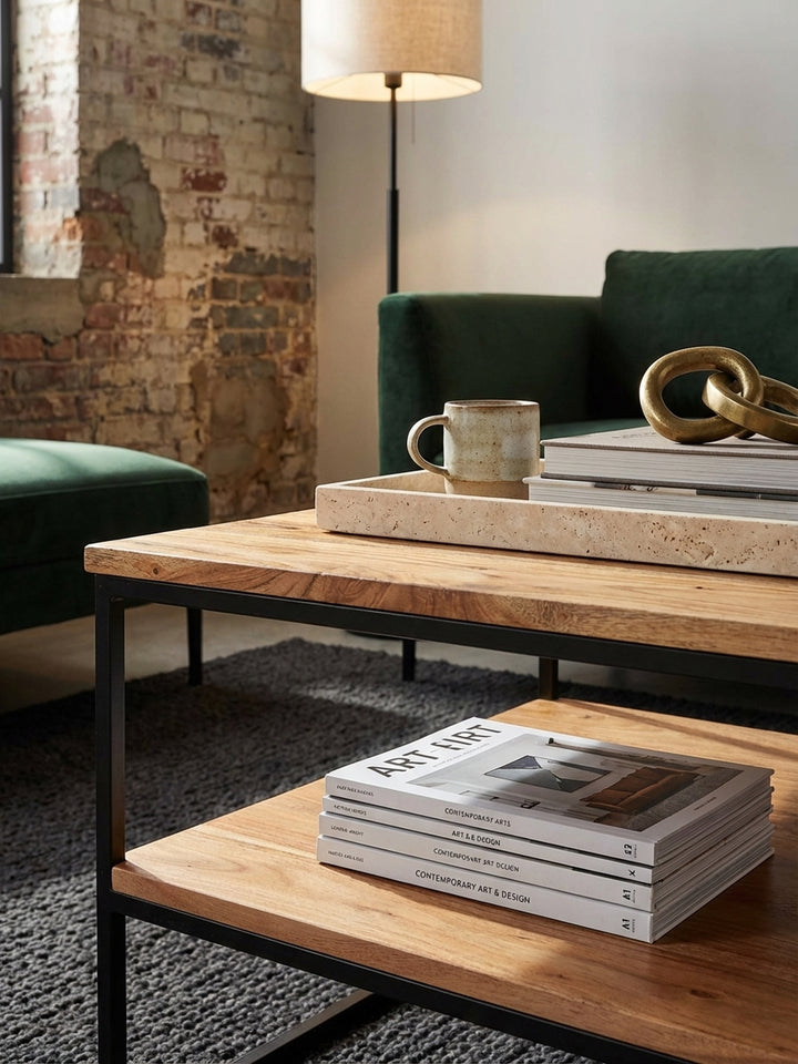 Makroaufnahme der lebendigen Maserung des Akazienholzes vom Kaffeetisch, die natürliche Haptik und hochwertige Verarbeitung der geölten Oberfläche hervorhebend._