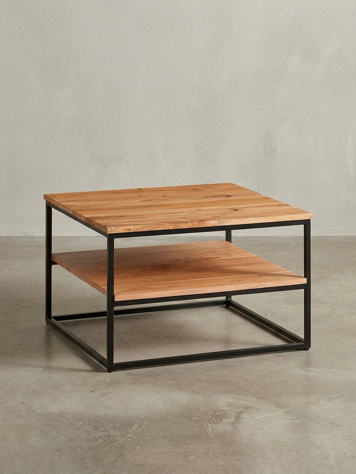 Seitenansicht des Wohnzimmertisches mit einer Höhe von 41 cm, die das schlanke Profil des pulverbeschichteten Eisengestells und die massive Holzplatte betont._