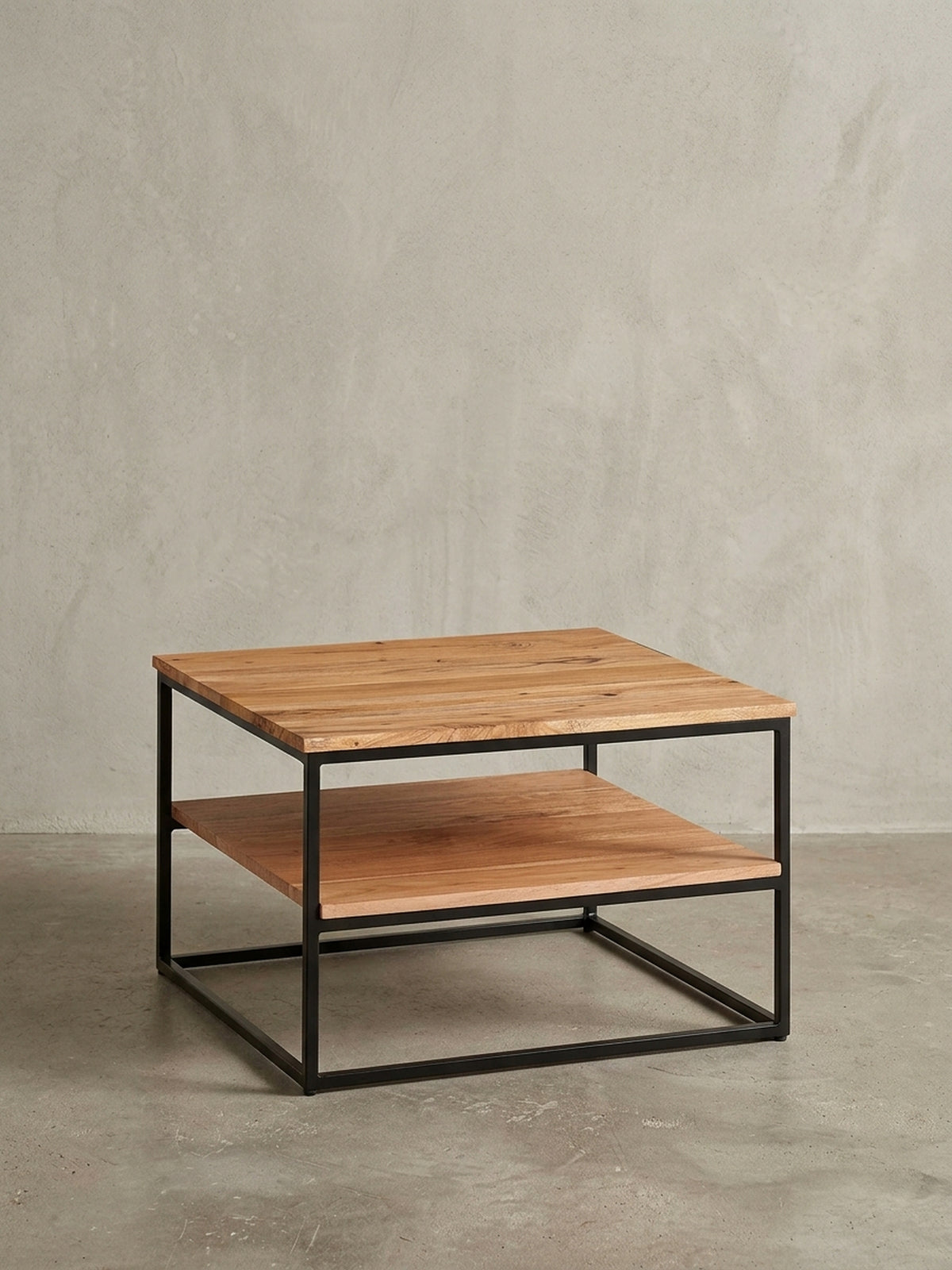 Gesamtüberblick des quadratischen Holztisches im Industrial Design, der die Kombination aus warmem Massivholz und kühlem, robustem Eisen perfekt vereint._