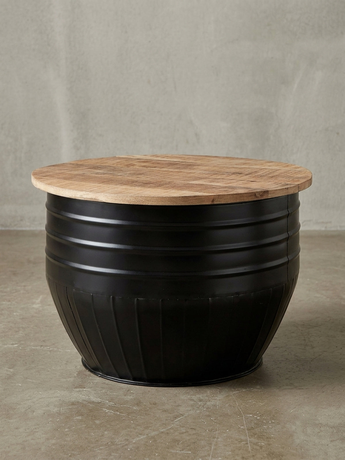 Design Wohnzimmertisch aus Holz und Metall in 3/4-Ansicht, die die gerippte Struktur des schwarzen Korpus und die aufklappbare Tischplatte zeigt.