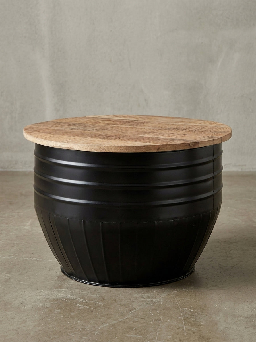 Design Wohnzimmertisch aus Holz und Metall in 3/4-Ansicht, die die gerippte Struktur des schwarzen Korpus und die aufklappbare Tischplatte zeigt._