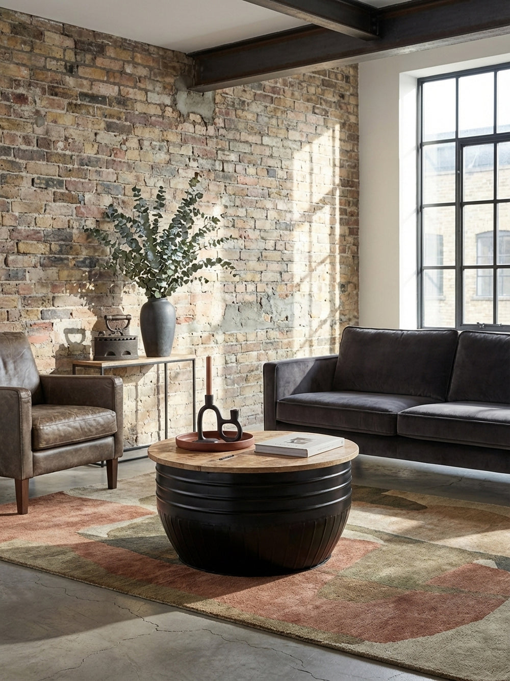 Runder Sofatisch aus Mango Holz und Metall von oben betrachtet, zeigt die großzügige 60 cm Tischplatte im harmonischen Zusammenspiel mit Dekoration und Teppich._