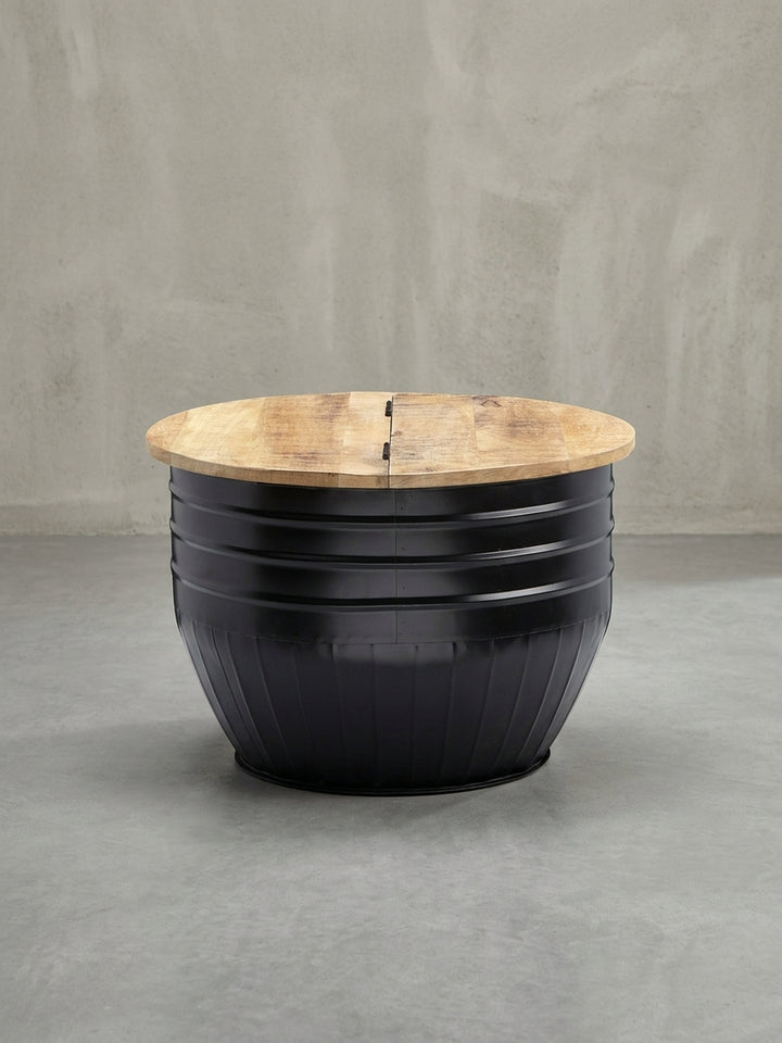 Seitenansicht des 41 cm hohen Sofatisches, die die Proportionen des runden Trommelkorpus aus Metall und der massiven 2 cm Holzplatte verdeutlicht._
