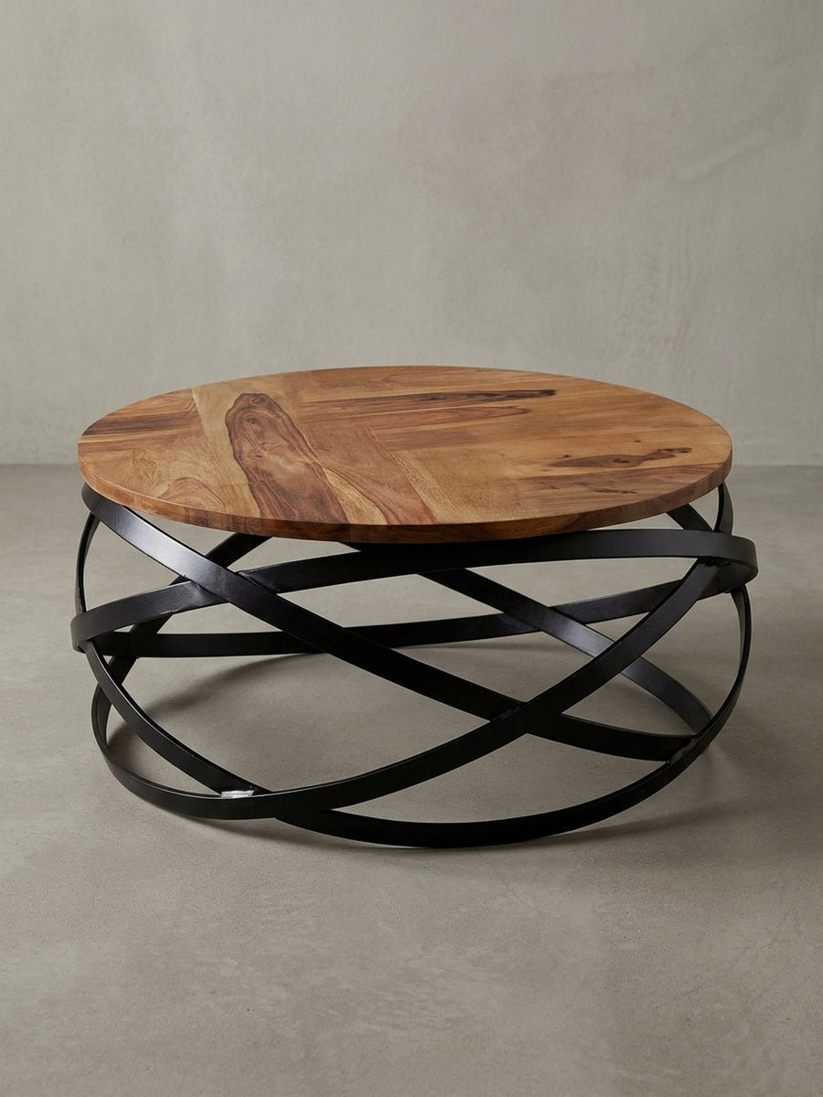 Alternative Perspektive des Designer-Wohnzimmertisches. Das Spiel aus runder Holzplatte und der dynamischen Metallstruktur macht das 60x60 cm Möbelstück zum absoluten Blickfang._