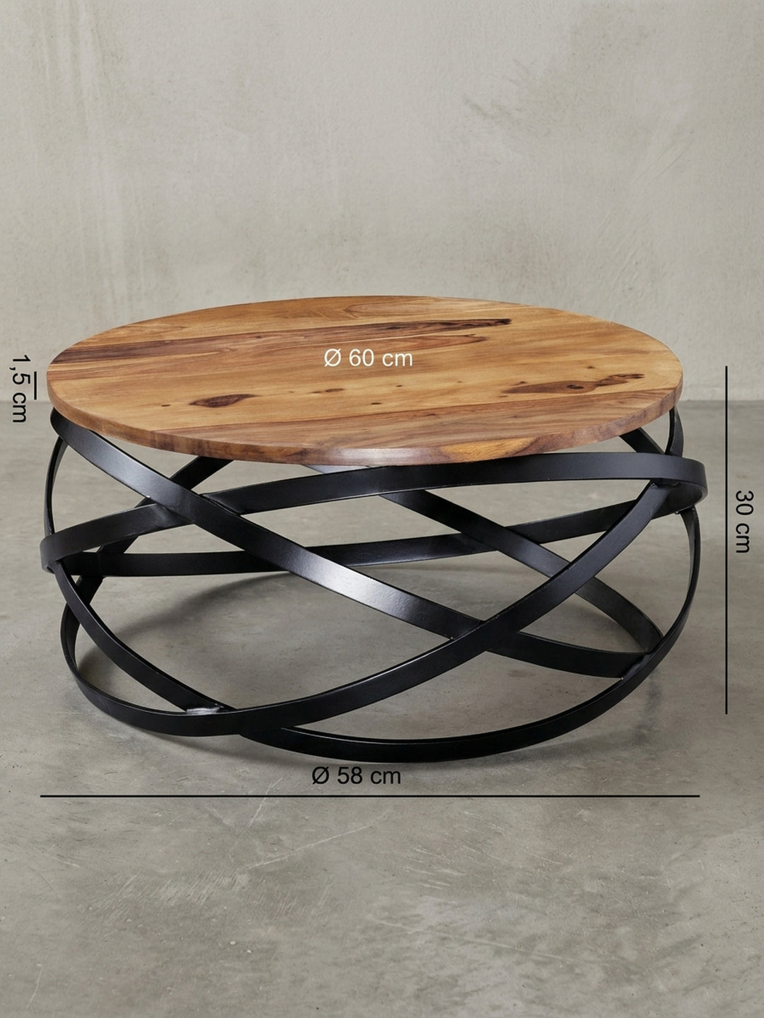 Detailansicht der raffinierten Gestellkonstruktion des runden Sofatisches. Die fest verschweißten schwarzen Metallringe tragen die 1,5 cm starke Massivholzplatte sicher und elegant._