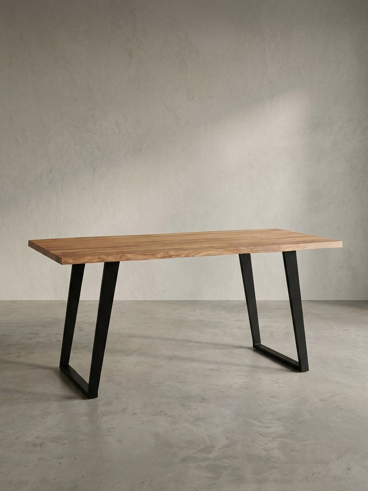 Der massive Holztisch aus Akazie und schwarzem Eisen in der Gesamtübersicht, ein Statement-Möbel für das moderne Esszimmer oder die Wohnküche.