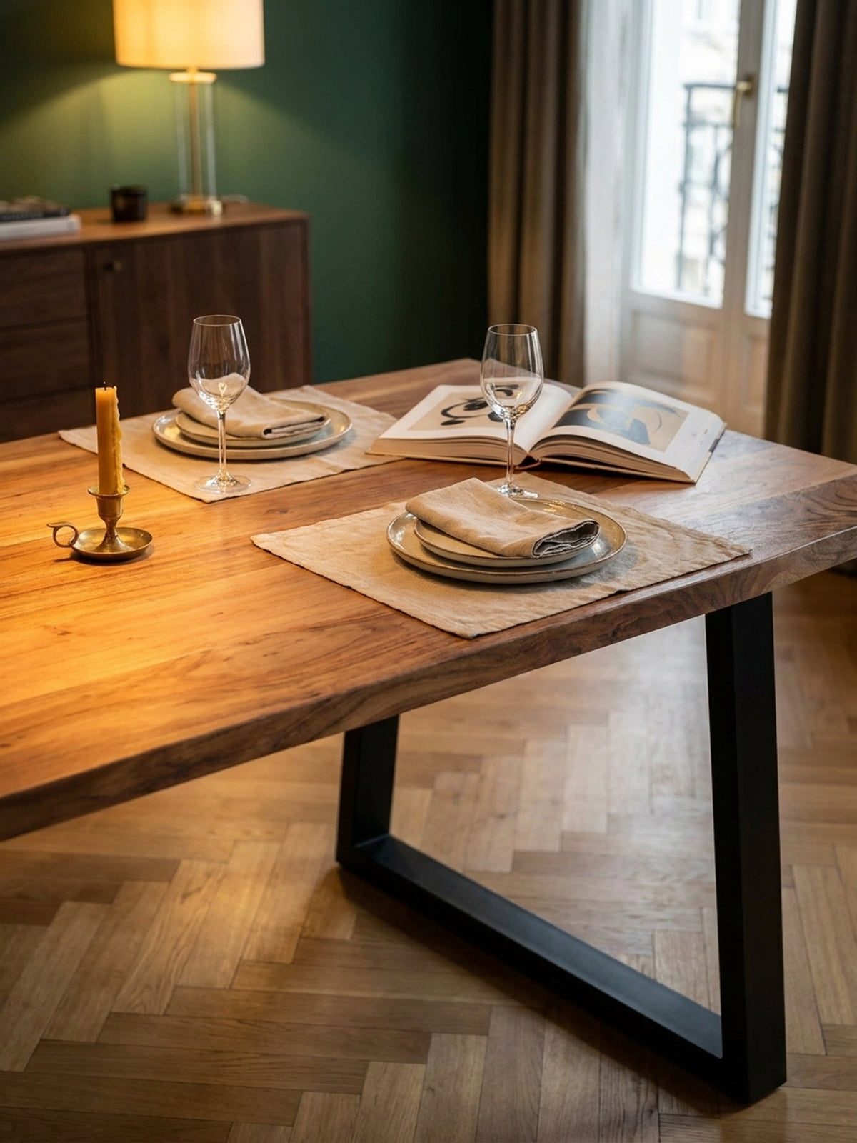Nahaufnahme des Holztisches aus Akazie, dekoriert mit einem Wasserglas und einem Buch, was eine gemütliche Atmosphäre im Esszimmer schafft._