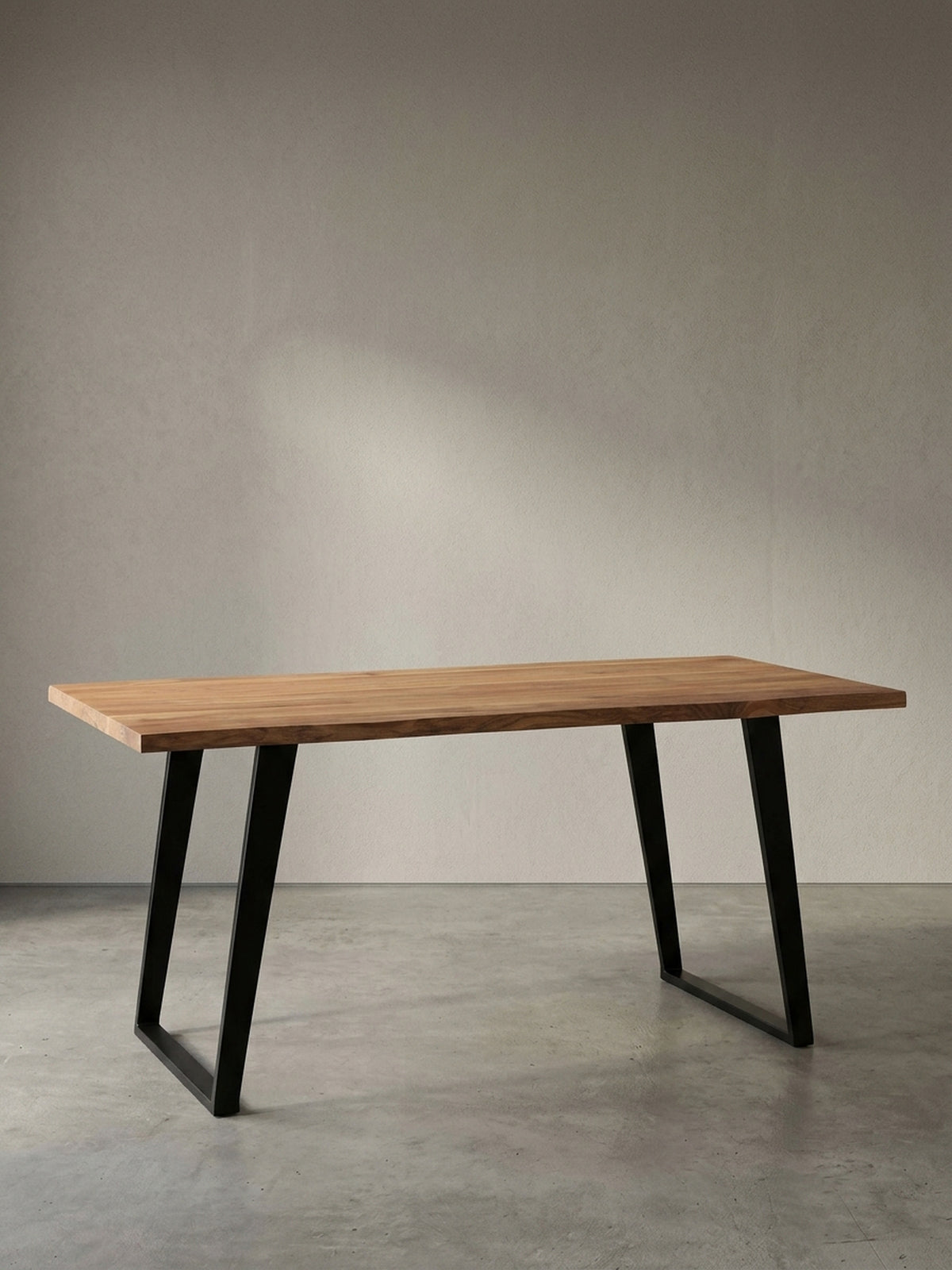 Der Holztisch im Industrial-Stil mit seinen markanten U-Beinen aus schwarzem Metall bietet eine perfekte Synthese aus Natur und modernem Design._