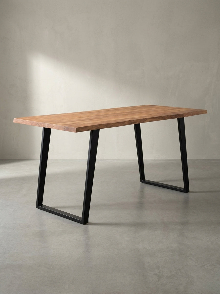 Seitenansicht des Industrial-Esstischs, die das klare Profil der U-Beine aus schwarzem Metall und die massive Tischplatte hervorhebt._