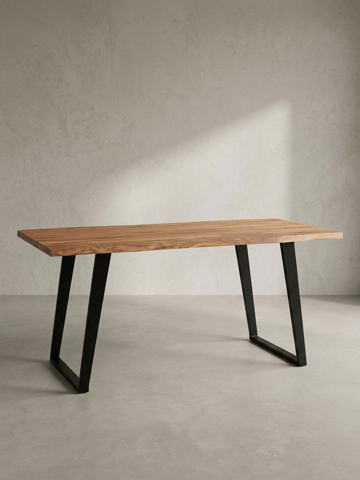 Gesamtüberblick über den Design-Esstisch, der die harmonische Verbindung von natürlichem Massivholz und modernem Industriedesign darstellt._