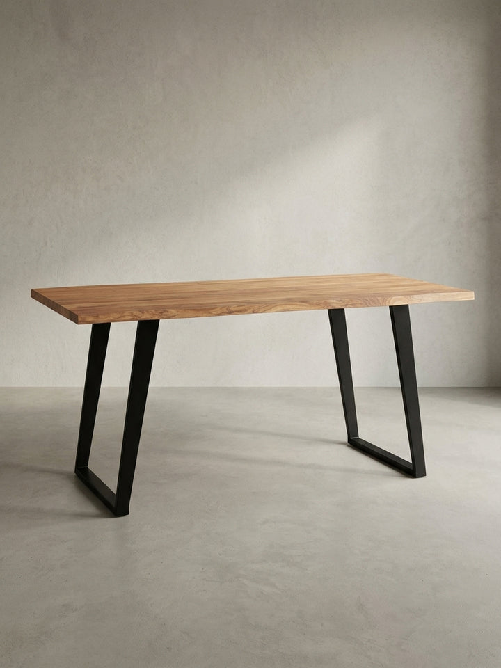 Freigestellter Esstisch 180x90 cm aus Akazie Massivholz mit schwarzem Metallgestell in U-Form, Frontansicht vor weißem Hintergrund._