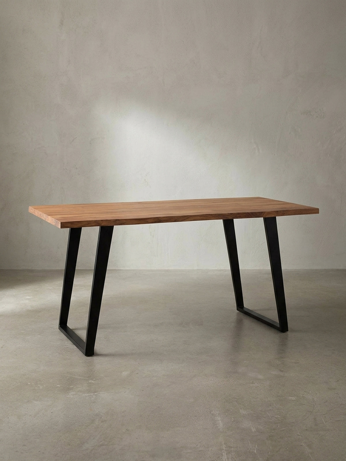 Industrie-Esstisch aus Akazienholz als funktionales Herzstück für das Esszimmer, mit einer Kombination aus natürlichen und modernen Materialien._