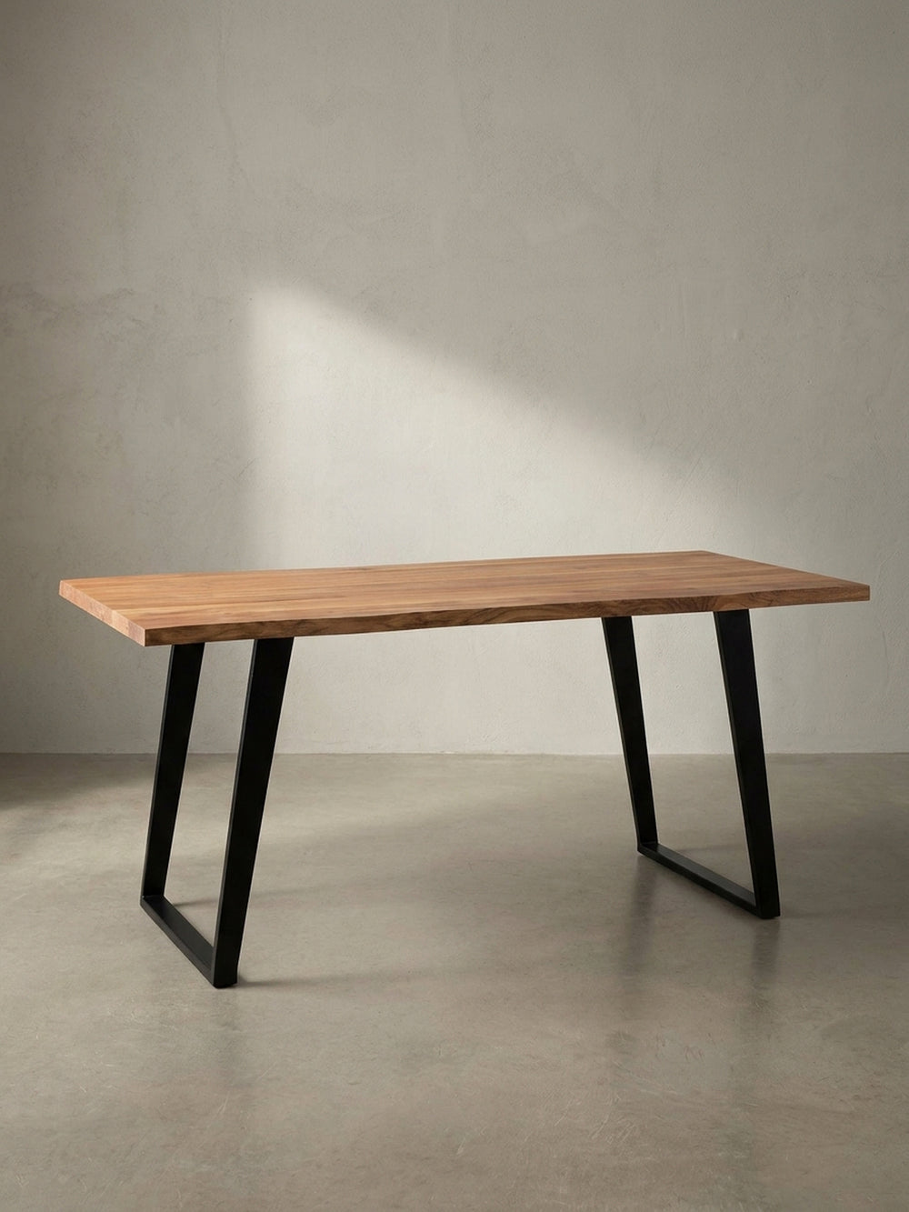 Freigestellter Esstisch aus Akazie Massivholz mit einer 200 cm langen Platte und robusten schwarzen Metallbeinen in U-Form, Frontalansicht auf weißem Hintergrund._